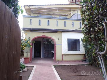 VILLA A SCHIERA D'ANGOLO A ANZIO