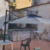 ombrellone da esterni compreso di 4 mattonelle.