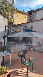 ombrellone da esterni compreso di 4 mattonelle.