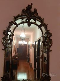 specchio con cornice in legno