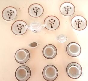 Servizio in porcellana di tazzine e piattini