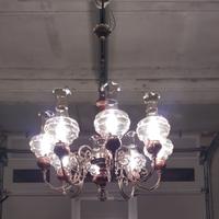 Lampadario a 8 bracci paralumi decorati in vetro