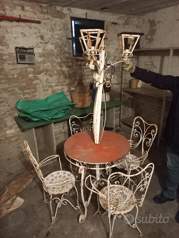 Tavoli e sedie in ferro battuto da giardino Mobili usati