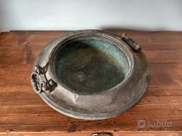 braciere di rame vecchio