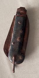 Vecchio coltello multifunzione in ferro