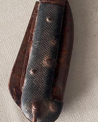 Vecchio coltello multifunzione in ferro