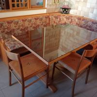Tavolo con panca angolare con due sedie