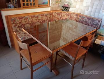 Tavolo con panca angolare con due sedie
