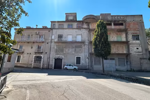 Fabbricato con Storica Cantina e Terreni a Barile