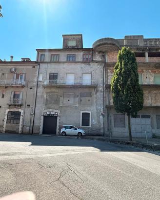 Fabbricato con Storica Cantina e Terreni a Barile