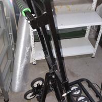 Carrellino per salire le scale con tre ruote.