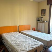 2 Letti singoli e comodino