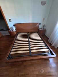 Letto matrimoniale e comodini in ciliegio