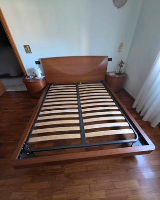 Letto matrimoniale e comodini in ciliegio