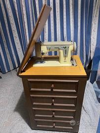 Macchina da cucire antica