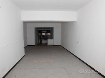 Locale commerciale fronte strada mq. 65 totalmente