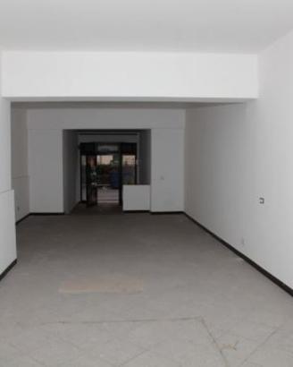 Locale commerciale fronte strada mq. 65 totalmente