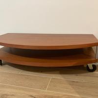 Vetrina,tavoli ,vetrina ,lampade,lampadario.