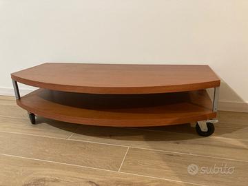 Vetrina,tavoli ,vetrina ,lampade,lampadario.