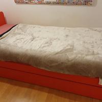 Cameretta con 2 letti e scrivania