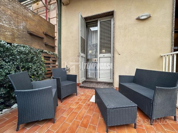 BILOCALE CON CORTILE PRIVATO E VISTA LUNGOMARE