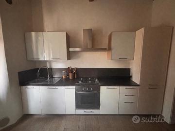 Cucina completa (forno, lavastoviglie e frigo)