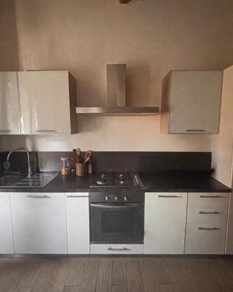 Cucina completa (forno, lavastoviglie e frigo)