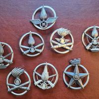 Lotto di 8 fregi militari da berretto – Esercito 