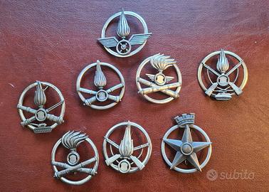 Lotto di 8 fregi militari da berretto – Esercito 