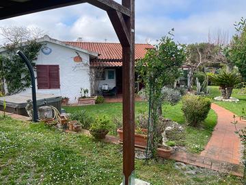 Villa indipendente nel verde con vista mare - Loca