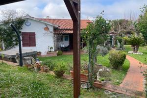 Villa indipendente nel verde con vista mare - Loca