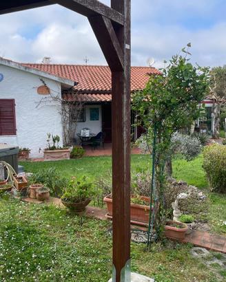 Villa indipendente nel verde con vista mare - Loca