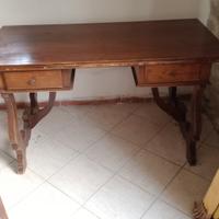 scrivania e due sedie