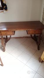 scrivania e due sedie