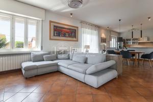 TRE LOCALI CON BOX IN BIFAMILIARE