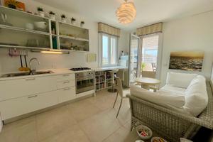 Attico con piscina e vista mare