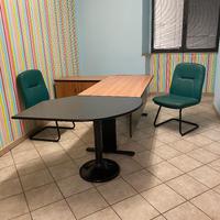 scrivania per ufficio con sedie in pelle