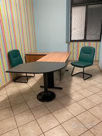 scrivania per ufficio con sedie in pelle