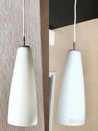 Coppia di lampadari a sospensione in vetro opalino