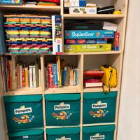 Cameretta con Libreria in legno e ceste Pampers