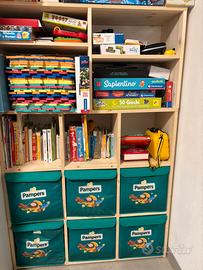 Cameretta con Libreria in legno e ceste Pampers