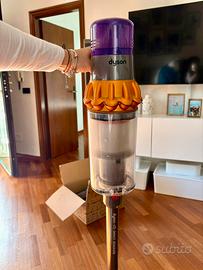 Aspirapolvere dysonV15 detect absolute e accessori