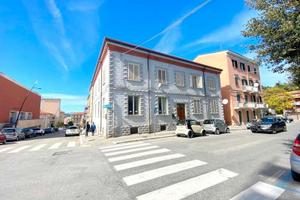 Via Milano-110 mq in piccola palazzina-zona centro