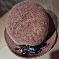 cappello lana con piuma