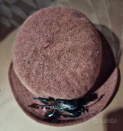 cappello lana con piuma