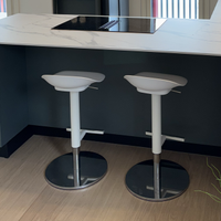 2 sgabelli alti bianchi, design moderno