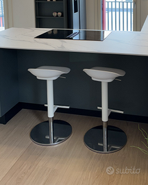 2 sgabelli alti bianchi, design moderno
