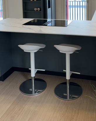 2 sgabelli alti bianchi, design moderno