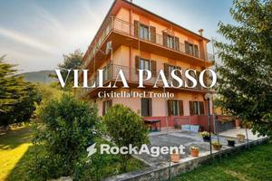 Casa indipendente di 381 m² con più di 5 locali a 
