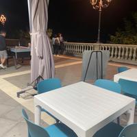 Tavoli,sedie e ombrelloni